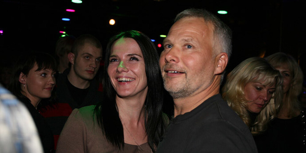 „Klaidoņa” solists Māris Sloka lielākoties krogos un klubos ierodas, lai koncertētu. Šoreiz mūziķis bija atvedis paballēties savu mīļoto sievieti Zandu.
