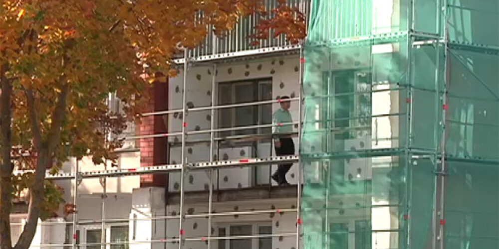 Māju siltināšanas skandāls Baložos: akmensvati nomaina pret putuplastu. VIDEO