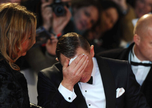 На премьере нового фильма о приключениях агента 007 исполнитель главной роли Дэниэл Крейг был простужен и периодически вытирал со лба пот