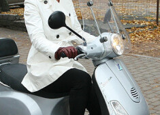 Uzņēmēja un TV šova „Precamies” eksperte Binnija Ārberga, neskatoties uz to, ka jau kļūst vēss un tūlīt arī snigs, joprojām pa pilsētu brauc uz motorollera.