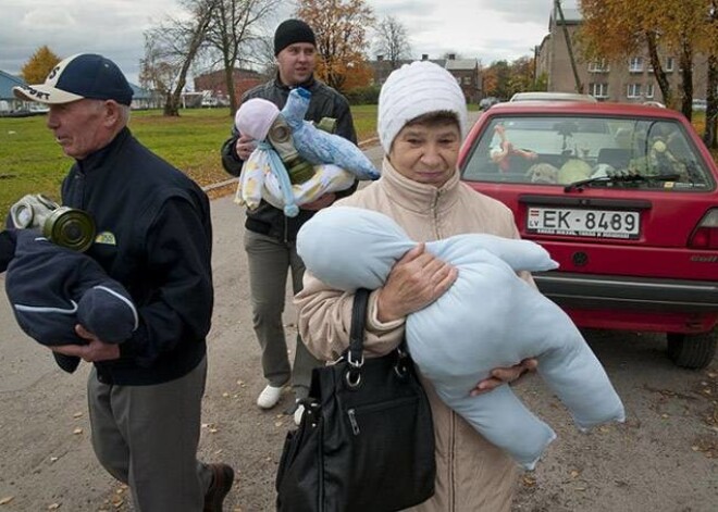 Piketētāji pret „Liepājas metalurga” smakām uz protestu ieradās ar zīdaiņu lellēm, kurām galvā uzmauktas gāzmaksas.