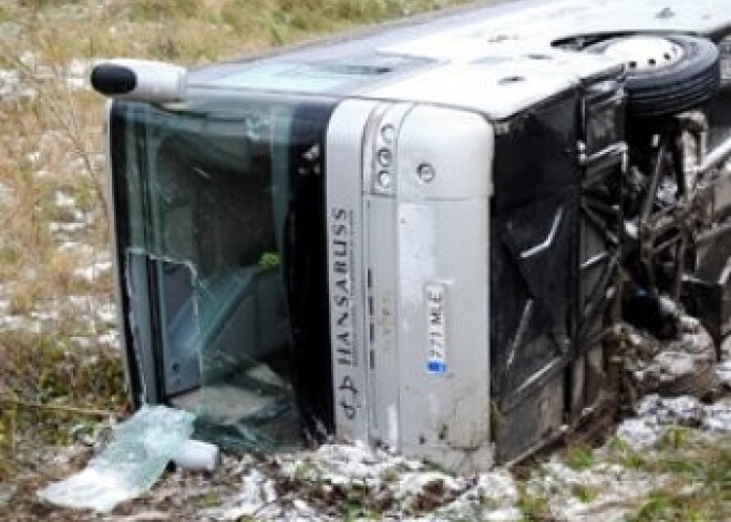 Šorīt pie Gaujas tilta apgāzies autobuss; gājusi bojā jauna sieviete. FOTO