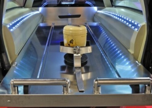 Latvijā strauji mainās apbedīšanas tradīcijas – aizvien biežāk piederīgie aizgājušos izvēlas kremēt, nevis zārkā guldīt zemē.