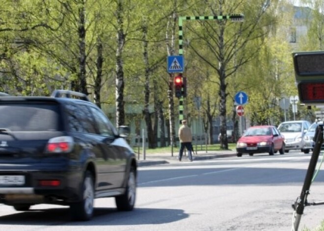 Kaimiņvalstu autobraucēji joprojām varēs traukties gar fotoradariem nesodīti