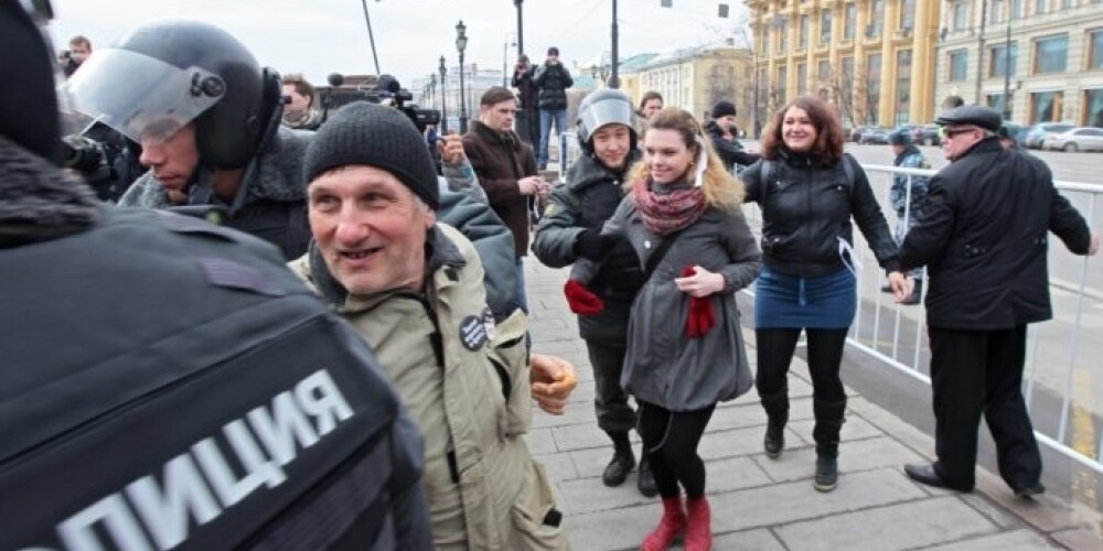 Atbilstoši aktīvistu aplēsēm patlaban Krievijā apcietinājumā tiek turēti aptuveni 60 Kremļa oponentu. Viņu atbalstam otrdien vakarā Maskavā tika rīkota demonstrācija.