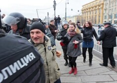 Atbilstoši aktīvistu aplēsēm patlaban Krievijā apcietinājumā tiek turēti aptuveni 60 Kremļa oponentu. Viņu atbalstam otrdien vakarā Maskavā tika rīkota demonstrācija.