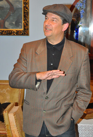 Dziedātājs Ingus Pētersons mājīgajā jūgendstila dzīvoklī atrada arī sev piemērotāko cepuri.