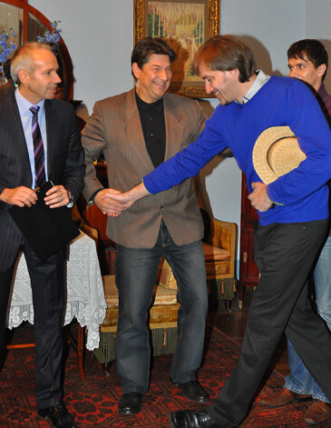 Ingus Pētersons aicina Ati Auzānu nekautrēties un pievienoties muzikālajai komandai ar visu salmu cepuri.