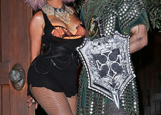 Emma Robertsa, Kristina Agilera ar draugu un Alesandra Ambrosio.