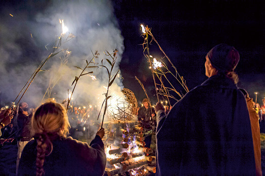 Uguns rituāls un ziedošanas ceremonija ir svarīga dažādu tautu garīgās prakses sastāvdaļa. Senie latvieši dzīvoja daudzu Dievu vidū. Uguns māte bija jāpierunā un jāpabaro.