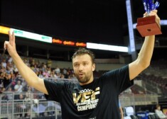 Viens no potenciāli iespaidīgākajaiem ūsu audzētājiem varētu būt komandas kapteinis Kristaps Janičenoks, kura sejas apamtojuma augšanas tempi ir visai ātri.