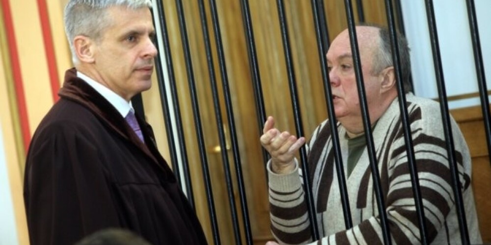 Бывший руководитель администрации департамента Раймонд Янита беседует с адвокатом Эгоном Русановым до начала судебного заседания