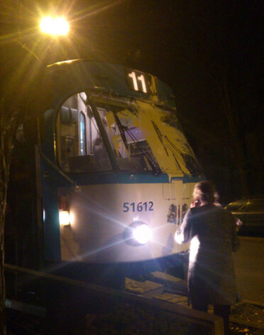 Ceturtdien jaunieši pie Lielajiem kapiem krāsas bundžu iemeta 11. maršruta tramvaja logā, kas brauca no centra uz mežaparku.