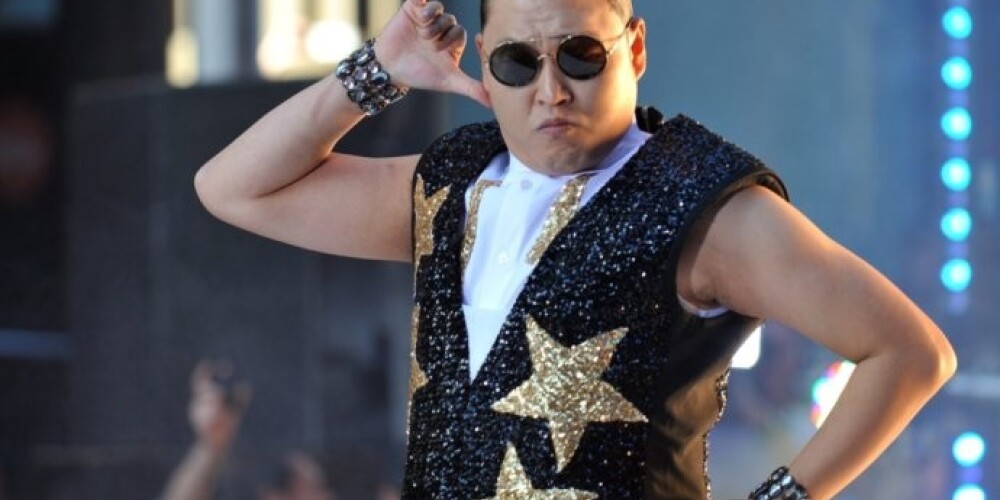 Dzimtajā Dienvidkorejā "Psy" ir pazīstams dziedātājs, kurš izdevis sešus albumus. Nākamajā nedēļā dziedātājs dosies uz Eiropu, kur sniegs runu Oksfordas universitātē, kā arī piedalīsies MTV Eiropas mūzikas balvas ceremonijā Vācijā.