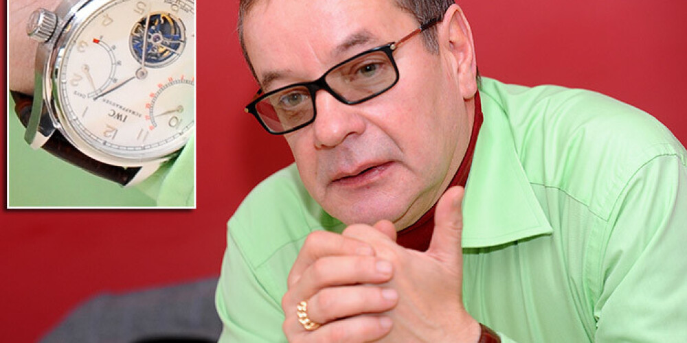 Ekspolitiķis Jānis Krūmiņš intervijas laikā, aicinādams palielināt algas ministriem un deputātiem, iespējams, lepojies ar dārgā Šveices pulksteņa IWC lētu pakaļdarinājumu.