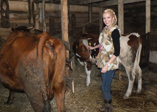 Skaistumkaraliene Liene Skulme no modes skates taisnā ceļā dodas uz kūti Piebalgā