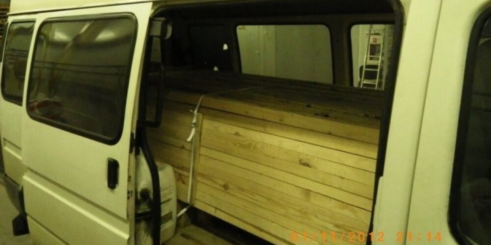 В микроавтобусе Ford Transit был тайник с контрабандой