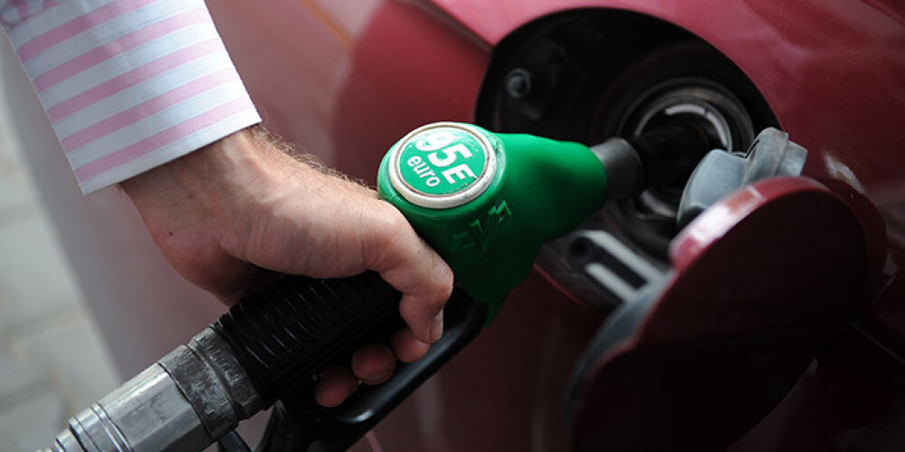 Degviela, iespējams, kļūs vēl lētāka