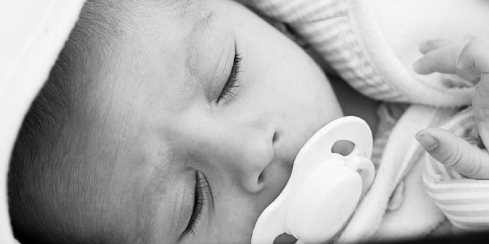 Patlaban Latvijā arī politiķu darba kārtībā aktualizējies jautājums par abortu skaita samazināšanu, lai veicinātu dzimstību. Vieni vēlas padarīt kārtību stingrāku, otri uzsver sievietes tiesības izlemt pašai.