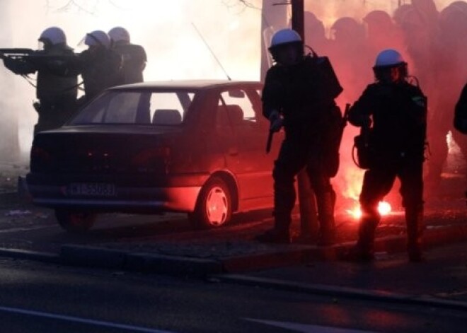 Polijas Neatkarības dienā izceļas sadursmes starp policiju un huligāniem