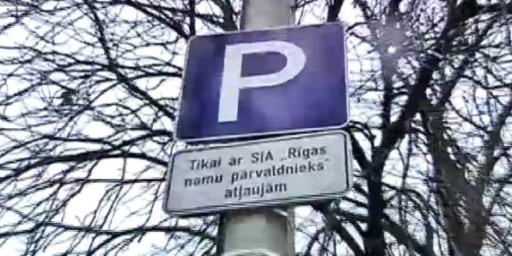 „Rīgas namu pārvaldnieka” Sarkandaugavas iecirkņa darbinieku pašdarbība: viņi Tilta ielā, ar nevienu nesaskaņojot, uzstādīja ceļa zīmi, lai būtu, kur novietot savus spēkratus.