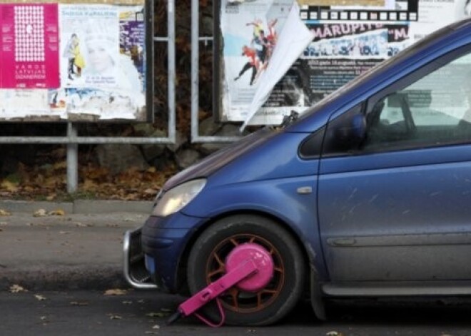 Rīgā jauna sodu sistēma: auto riteņu bloķēšanu aizstās ar pēcapmaksu