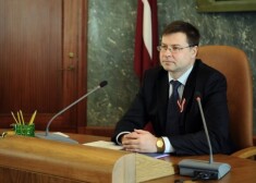 Ja atkal parādās demisijas pieprasījumi, nākoties secināt, ka komunikācija ar nozari nav uzlabojusies, secina premjers Valdis Dombrovskis.