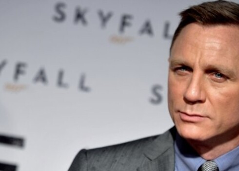 За "007: Координаты 'Скайфолл'" актер получил 17 миллионов долларов, за "Квант милосердия" - 7 миллионов, а за "Казино Рояль" - 3 миллиона