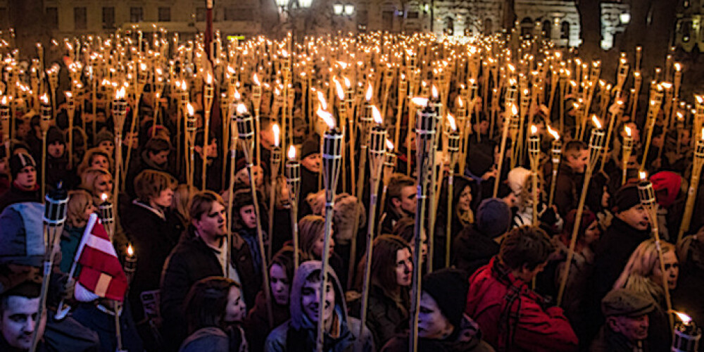 Lāpu gājienā Rīgas centrā piedalījās desmit tūkstoši iedzīvotāju. FOTO