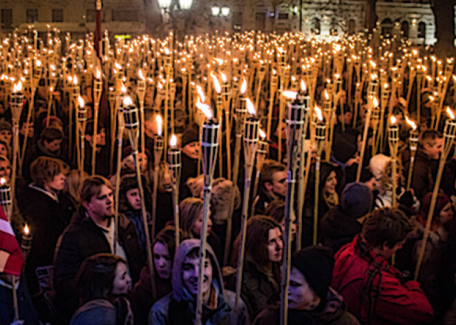 Lāpu gājienā Rīgas centrā piedalījās desmit tūkstoši iedzīvotāju. FOTO