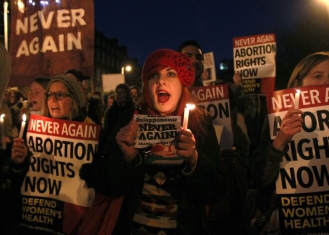 Tūkstošiem cilvēku Īrijā protestē pret abortu ierobežojumiem