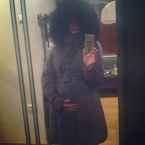 Обычно девушка не выкладывает в Интернет свои обнаженные фото