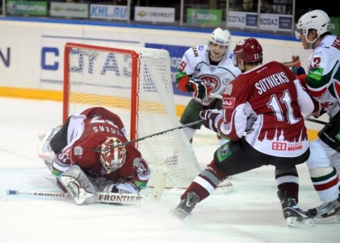 "Dinamo" treneri mačam atkal bija pieteikuši septiņus aizsargus un 13 uzbrucējus. Spēlētāju virknējumi bija palikuši tieši tādi paši, kā iepriekšējā spēlē.