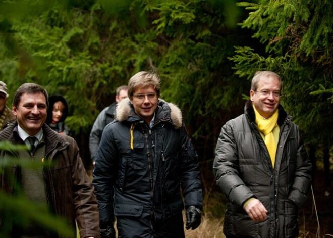 SIA "Rīgas meži" valdes loceklis Juris Buškevics, Rīgas domes priekšsēdētājs Nils Ušakovs un viņa vietnieks Andris Ameriks.