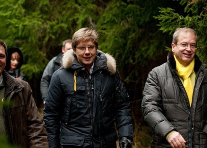 Rīgas domes vadība izvēlas pilsētas galvenās Ziemassvētku egles. FOTO