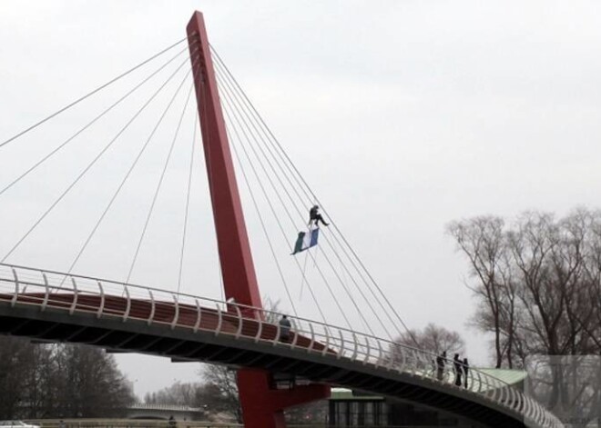 Studentu uzvilktais karogs plīvoja 15 metru augstumā.