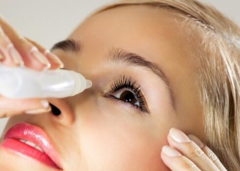 Viens no iemesliem, kāpēc, asarojot acīm, iekaist āda zem acīm - iespējams, asaras ir kairinošas, un tas rada ādas iekaisumu.