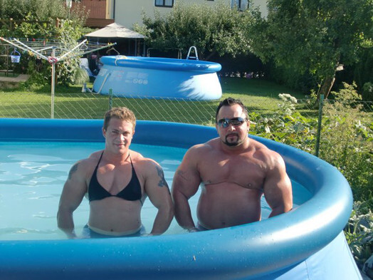 Кэролайн Ванг расслабляется дома