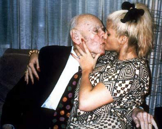26-летняя Анна Николь Смит целует своего 89-летнего мужа, миллиардера Ховарда Маршала. Будущие супруги познакомились в начале 1990-х в стрип-клубе, где в трудные времена Анна Николь подрабатывала стриптизершей. Через год после свадьбы, в 1995 году, Маршал скончался.