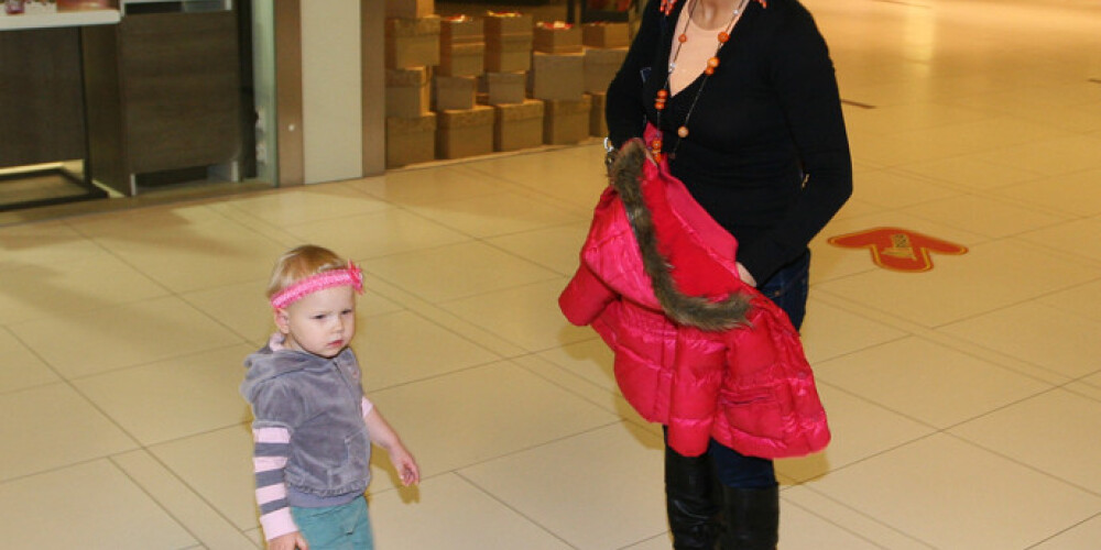 Liene Šomase ar meitiņu Gabrielu labdarības projekta „Labassirdsklubs.lv” pasākumā.