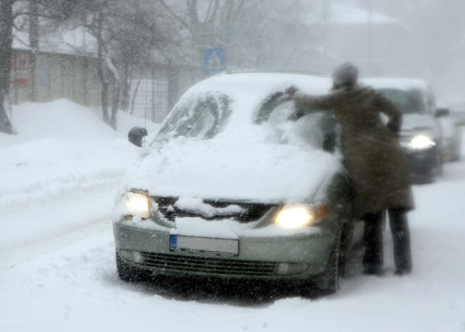 Sniega dēļ apgrūtināta braukšana Vidzemē un Latgalē; vairāki simti iedzīvotāju bez elektrības