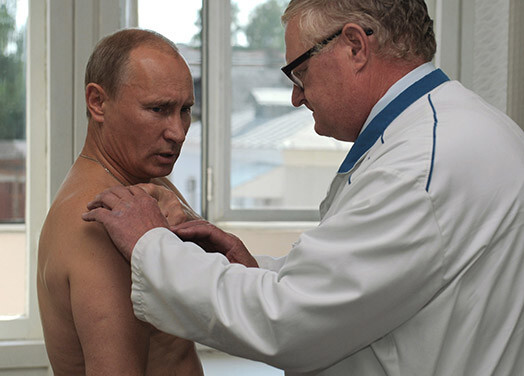 Правда, Путина порой донимают старые спортивные травмы, а недавно он, по-видимому, серьезно повредил спину во время полета на мотопланере