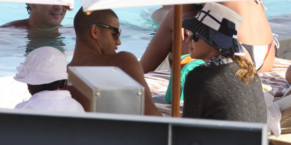 Королева поп-музыки Мадонна и ее бойфренд, танцор Брахим Зейбат, в Рио-де-Жанейро