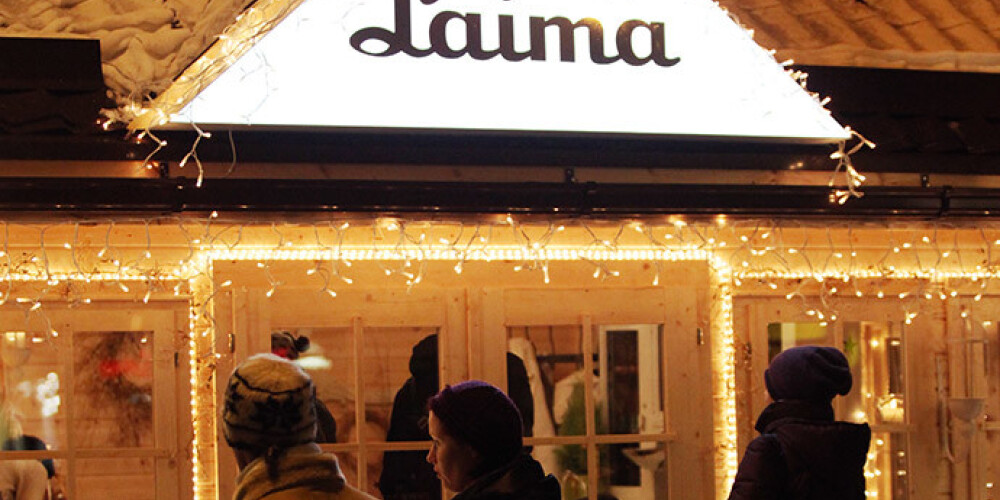 Saldumu ražotnes "Laimas" namiņš skvērā pie Brīvības pieminekļa.