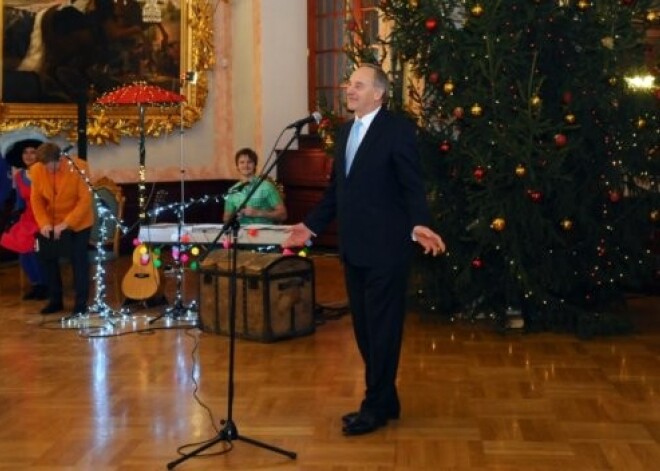 Prezidents Bērziņš kopā ar Latvijas ģimenēm iededz krāšņu Ziemassvētku egli. FOTO