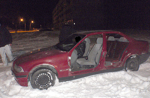 Deviņpadsmitgadīgs jauneklis pirmdien Liepājā, Karostā, veica īstus kasakadiera trikus – reibumā, bez vadītāja tiesībām un auto tehniskās apskates vizinājās ar BMW bez durvīm.