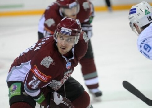 Rīgas "Dinamo" izcīna smagu uzvaru KHL pastarīšu cīņā. VIDEO