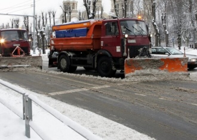 Rīgas ielās visu dienu strādā specializētā sniega tīrīšanas tehnika