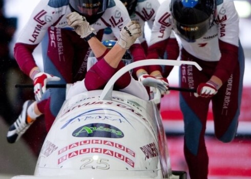 Мелбардис, Даумант Дрейшкенс, Интар Дамбис и Арвис Вилкасте после первого заезда находились на пятом месте, а во втором показали второй лучший результат