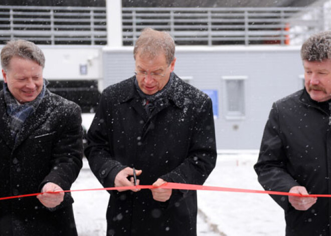 Rīgā darbu sāk pirmā park&ride autostāvvieta. FOTO